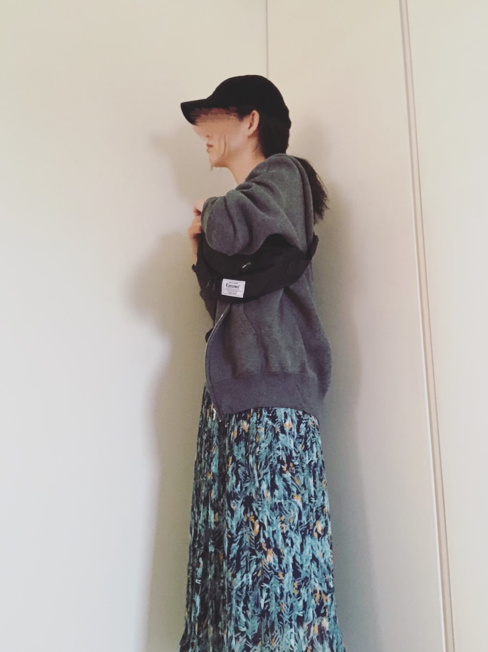 「カジュアル、おしゃれさんと繋がりたい、平成最後、ボディバッグ、ボタニカル柄」｜「fredy emueのボタニカル柄プリーツスカート（スカート、ブルー系）」を使った、mikamoさん（レディース・158cm）の春コーディネートの1枚目の写真