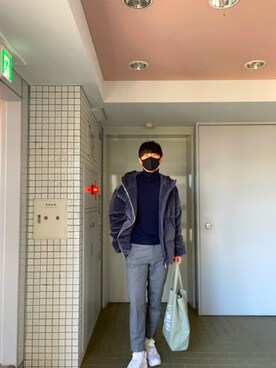 「UNIQLO（ユニクロ）のエクストラファインメリノタートルネックセーター（長袖）（ニット/セーター、ブルー系）」を使った、M.Yamamotoさん（メンズ・173cm）の冬コーディネート