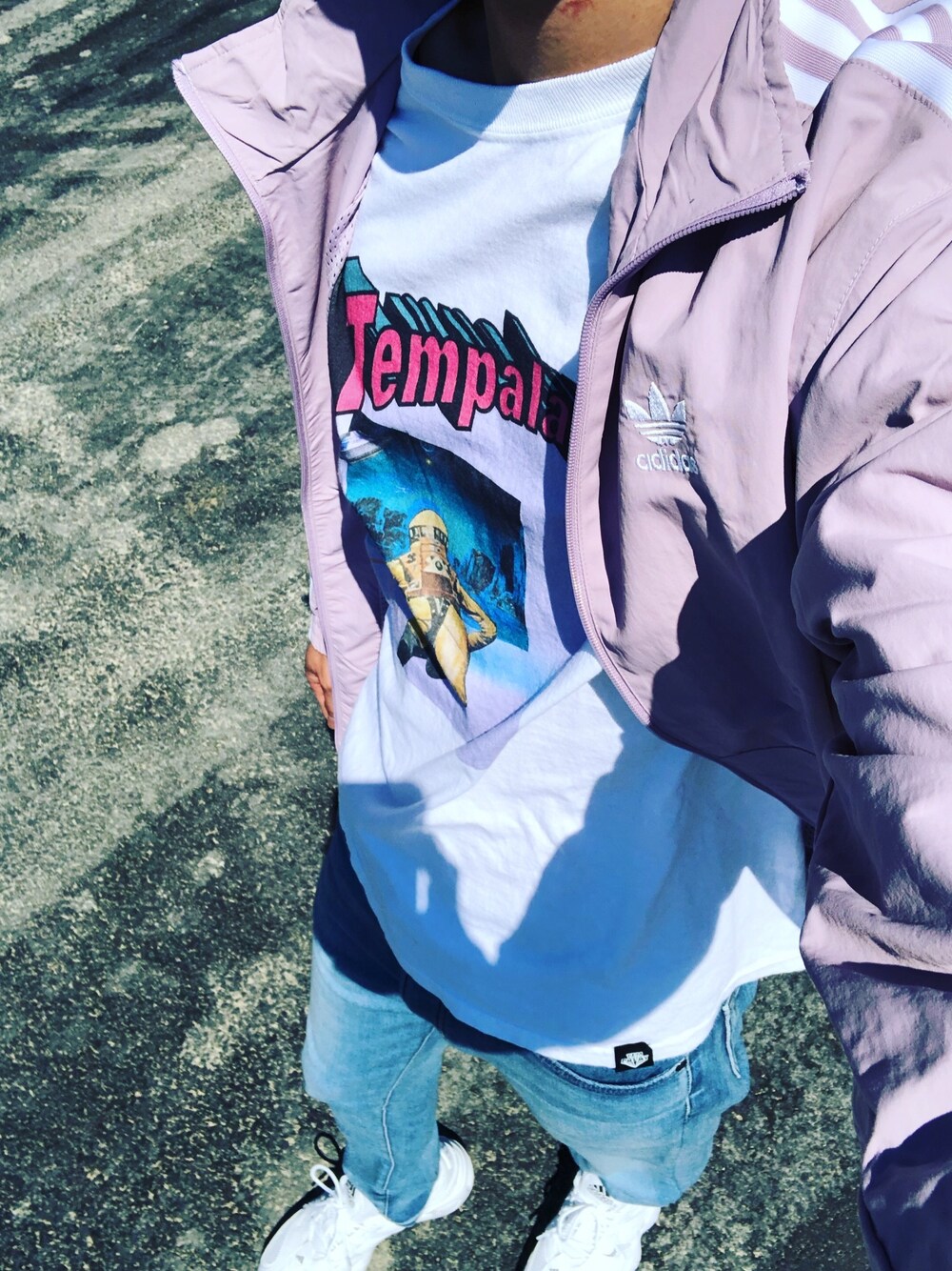 「adidas、春カラー、白スニーカー」｜「adidasのトラックジャケット [LOCK UP TRACK TOP] アディダスオリジナルス（ナイロンジャケット、パープル系）」を使った、みきてぃさん（メンズ・178cm）の春コーディネートの1枚目の写真