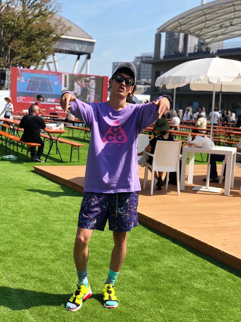 「nike acg、紫好き、reebok、ポンプサンダル」｜「Reebokのインスタポンプ フューリー サンダル  INSTA PUMP FURY SANDAL Reebok CLASSIC（リーボック クラシック）（サンダル、イエロー系）」を使った、みきてぃさん（メンズ・178cm）の春コーディネートの1枚目の写真