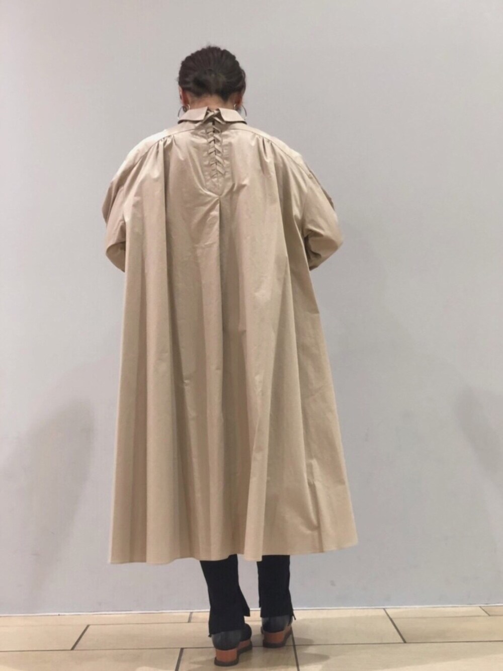 ベージュ系のワンピース、ブラック系のその他パンツを着用したレディースの春コーディネートの1枚目の写真