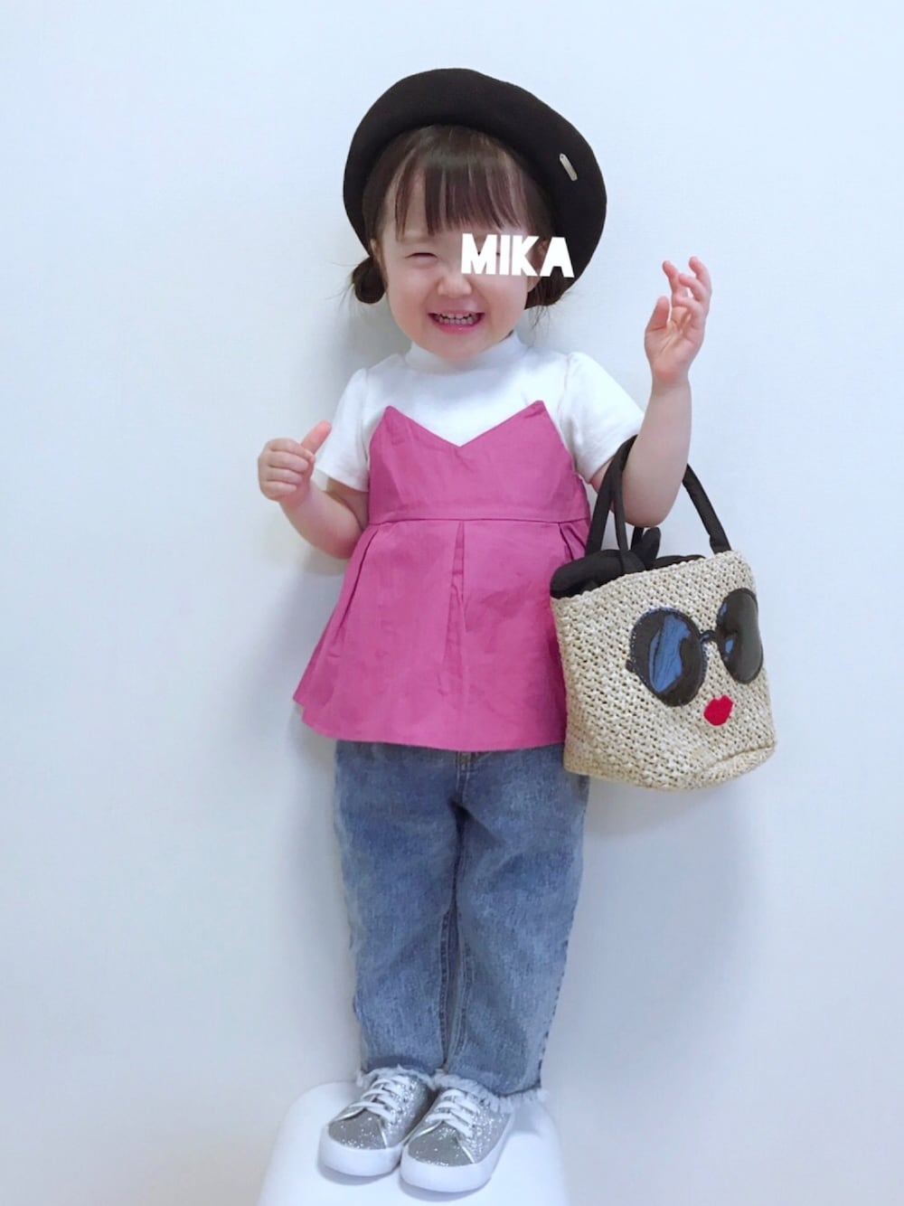 「キッズコーデ、キッズファッション、キッズ、おんなのこ、女の子、2歳、2歳3ヶ月、ビスチェ、ベレー帽、ケミカルウォッシュ」｜「petit mainのサーモベレー帽（ハンチング/ベレー帽、ブラック系）」を使った、実果さん（キッズ・90cm）の春コーディネートの1枚目の写真