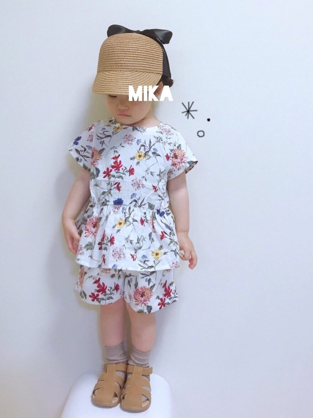 「キッズファッション、キッズコーデ、キッズ、おんなのこ、女の子、2歳、2歳3ヶ月、ボタニカル柄、セットアップ、花柄」｜「楽天のアイテム（帽子、ベージュ系）」を使った、実果さん（キッズ・90cm）の春コーディネートの1枚目の写真