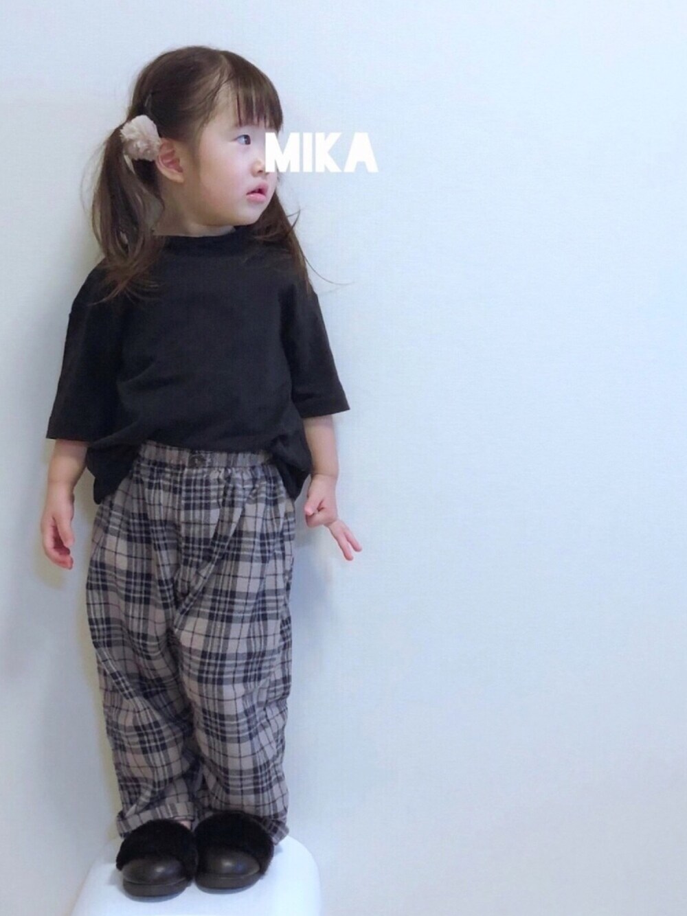 「キッズコーデ、キッズファッション、2歳、2歳7ヶ月、2018秋チェッカーず、チェックパンツ、ゆるパンツ、ゆるコーデ、黒Tシャツ、オーバーサイズ」｜「DAISOのアイテム（ヘアピン、ベージュ系）」を使った、実果さん（キッズ・90cm）の秋コーディネートの1枚目の写真