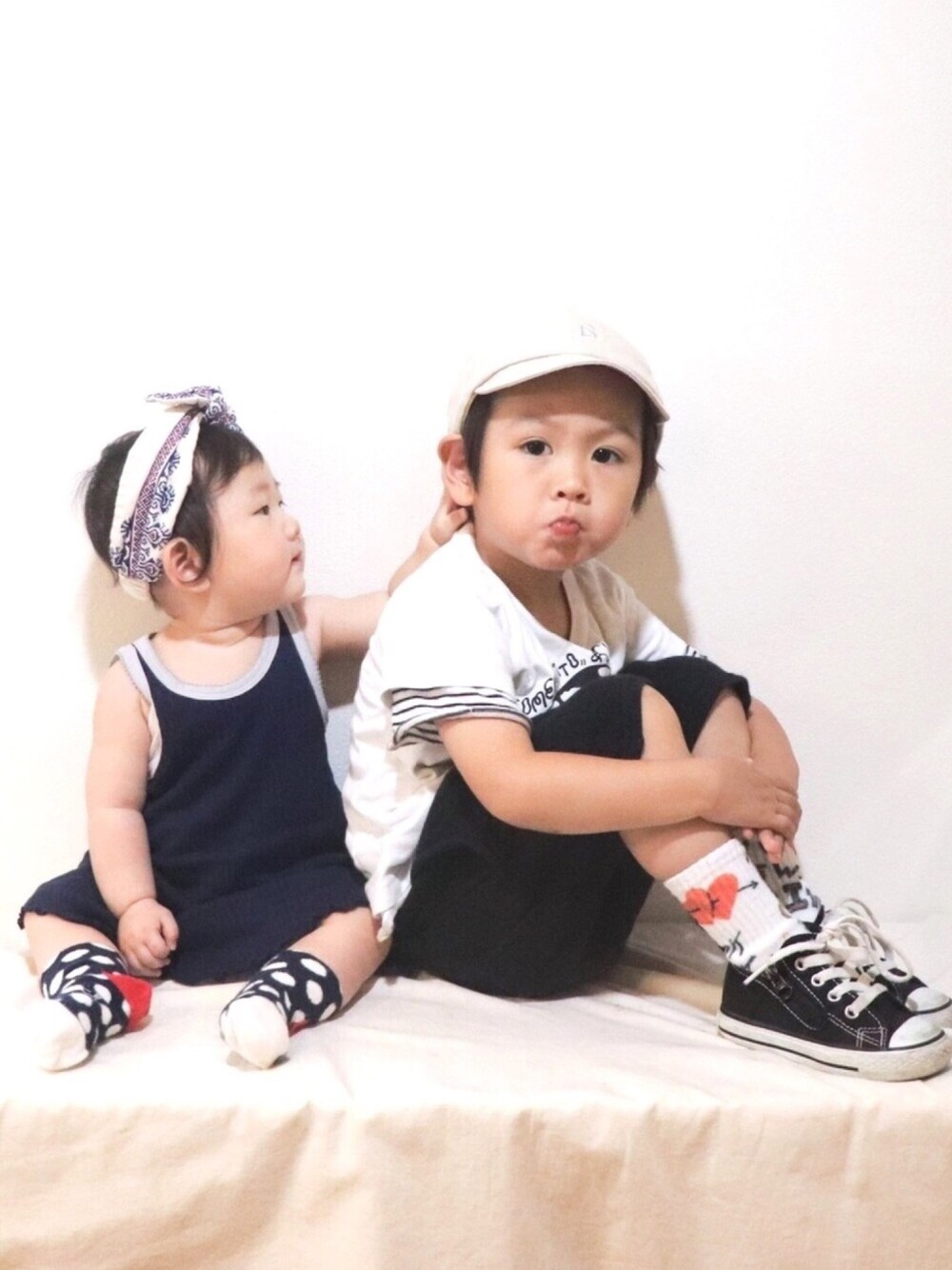 ホワイト系のTシャツ/カットソー、ブラック系のその他パンツ、ブルー系のワンピースを着用したキッズの夏コーディネートの1枚目の写真