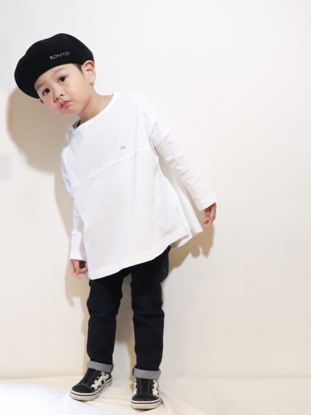 「春コーデ、オトナカジュアル、シンプル、ベレー帽、白Tシャツ、デニムパンツ、VANS、おとこのこ、2歳11ヶ月」｜「EAST END HIGHLANDERSのアイテム（ハンチング/ベレー帽、ブラック系）」を使った、KISA / SANAさん（キッズ・90cm）の冬コーディネートの1枚目の写真