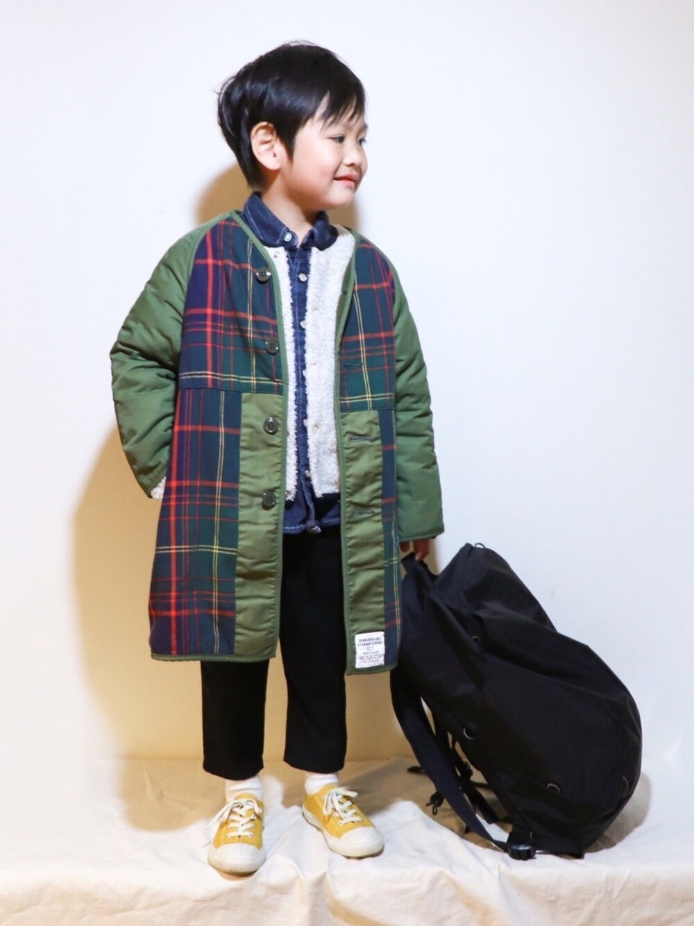 「チェック、コート、ボア、デニムシャツ、スラックス、Moonstar、3歳、3歳9ヶ月、おとこのこ、年末WEAR感謝祭」｜「DENIM DUNGAREEのアイテム（ノーカラージャケット、グリーン系）」を使った、KISA / SANAさん（キッズ・100cm）の秋コーディネートの1枚目の写真