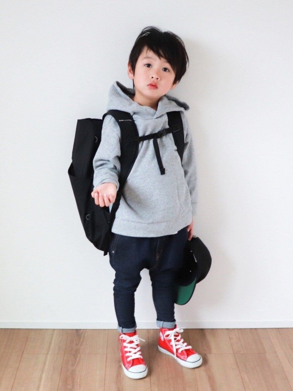 「ハイカットスニーカー、春コーデ、パーカー、キャップ、デニムパンツ、スキニーデニム、バックパック、黒リュック、4歳、おとこのこ」｜「DENIM DUNGAREEのアイテム（キャップ、ブラック系）」を使った、KISA / SANAさん（キッズ・100cm）の春コーディネートの1枚目の写真