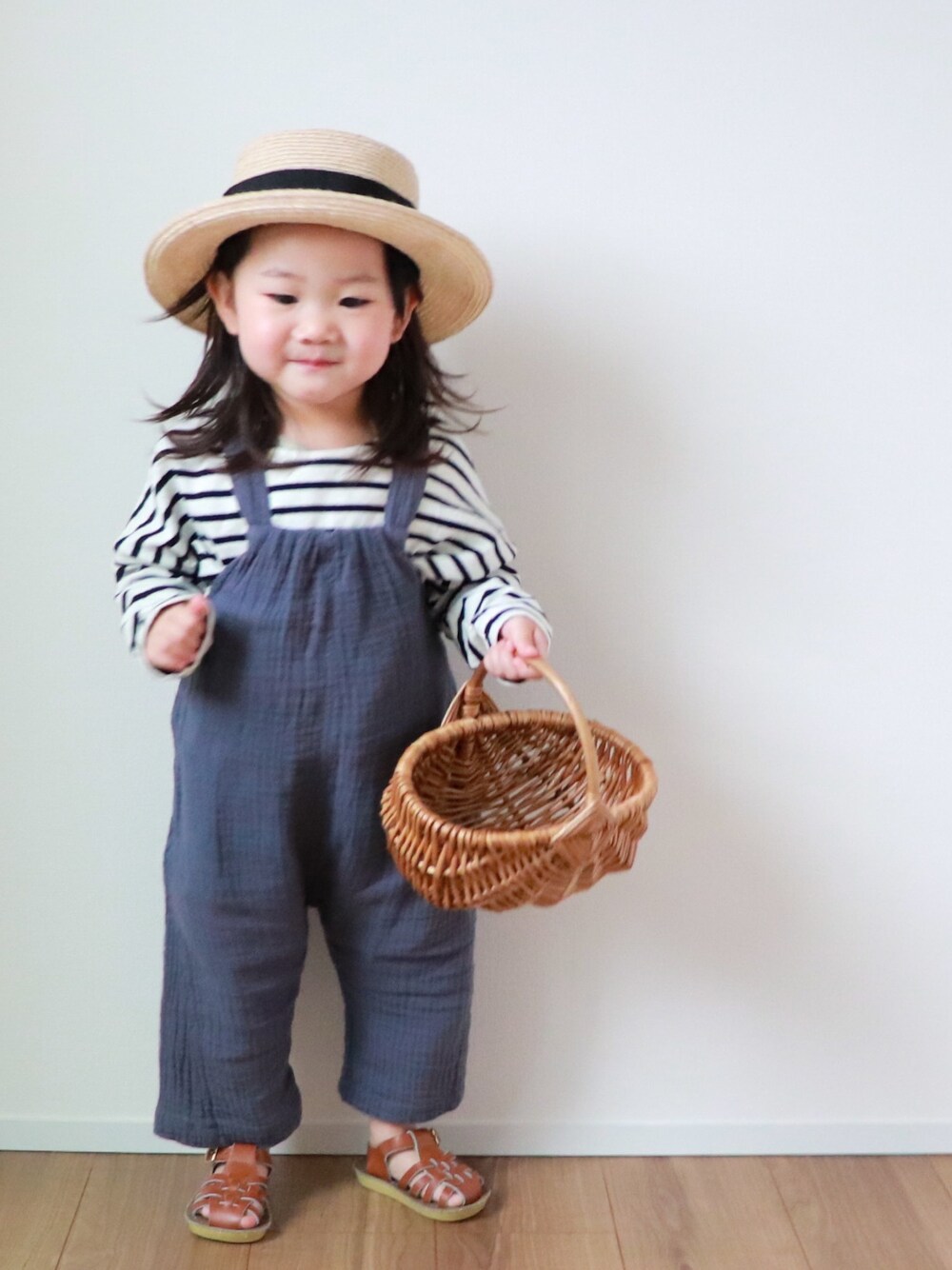 「春夏コーデ、ボーダートップス、サロペット、麦わら帽子、カンカン帽、かごバッグ、サンダル、2歳、おんなのこ」｜「FITHのアイテム（ハット、ベージュ系）」を使った、KISA / SANAさん（キッズ・100cm）の春コーディネートの1枚目の写真