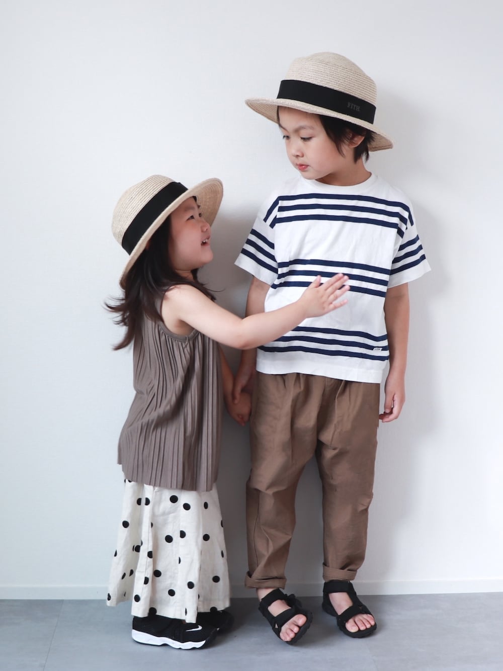「リンクコーデ、シミラールック、ワントーンコーデ、ブラウンコーデ、ボーダー、ドット、タンクトップ、カンカン帽、4歳、2歳」｜「FITHのアイテム（ハット、ベージュ系）」を使った、KISA / SANAさん（キッズ・110cm）の夏コーディネートの1枚目の写真
