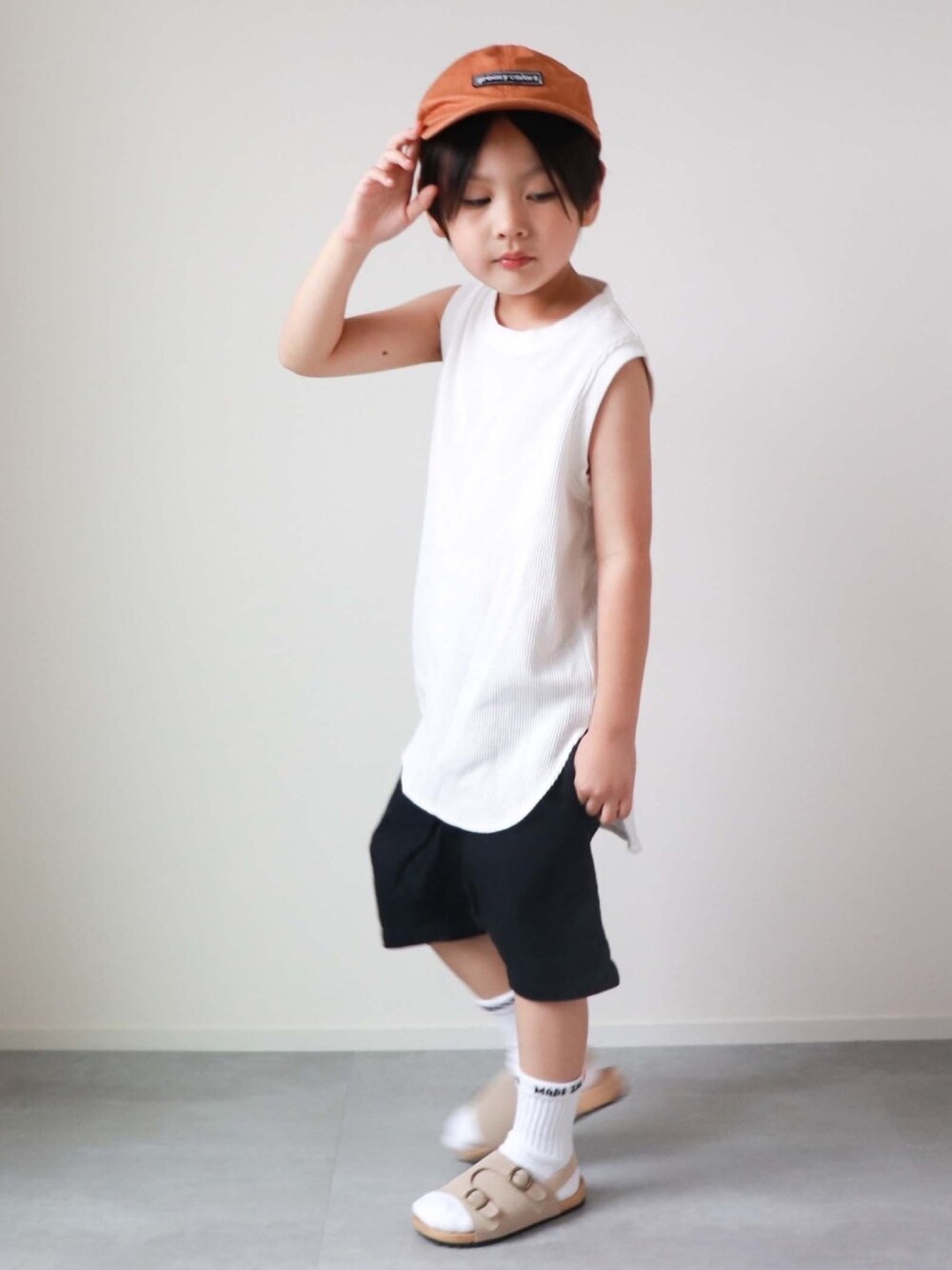 「夏コーデ、キャップ、モノトーン、差し色、タンクトップ、ハーフパンツ、サルエルパンツ、コンフォートサンダル、4歳、おとこのこ」｜「GROOVY COLORSのGRCS LOW CAP（キャップ、ベージュ系）」を使った、KISA / SANAさん（キッズ・110cm）の夏コーディネートの1枚目の写真