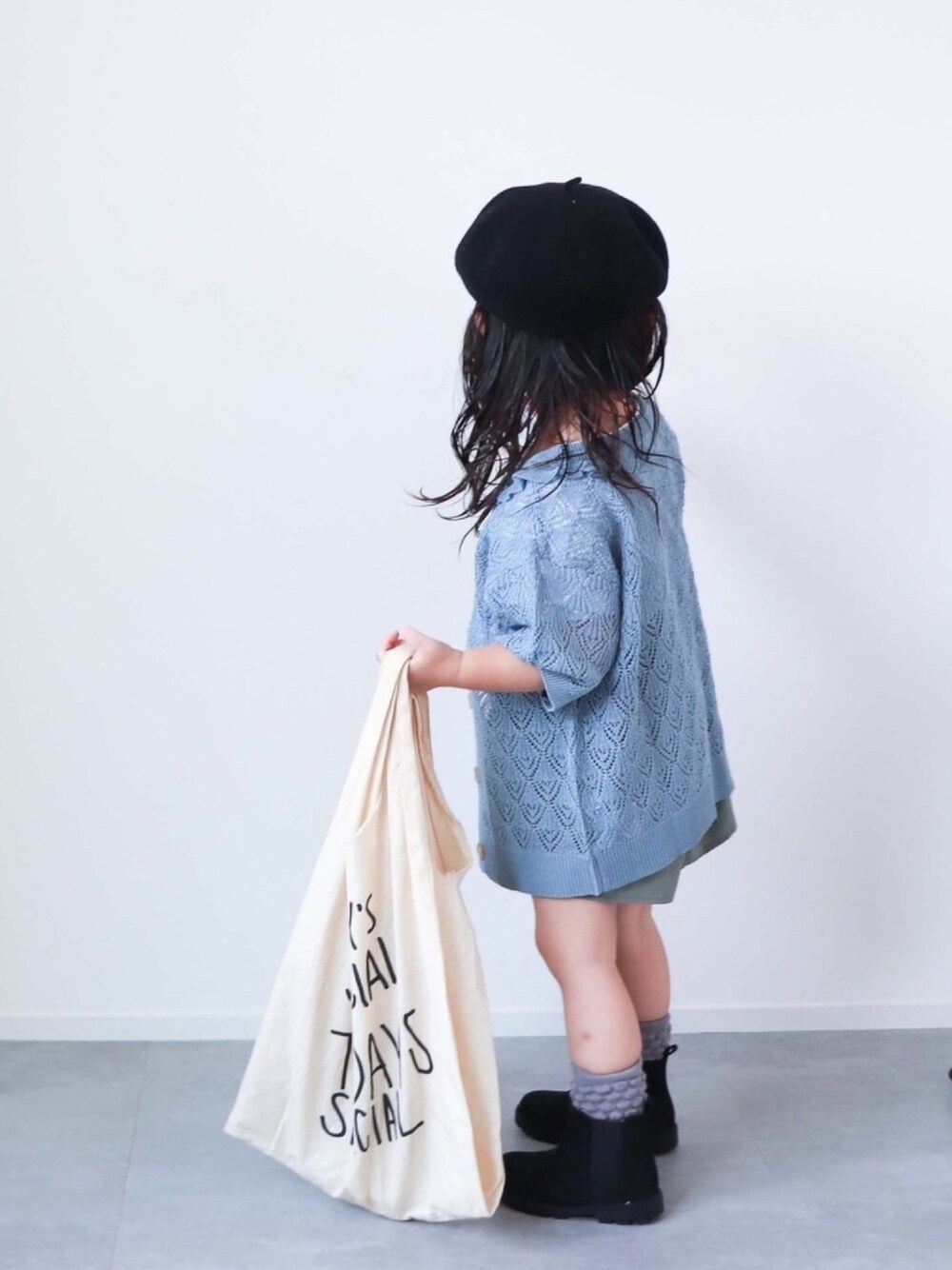 「秋服準備はじめました、ベレー帽、透かし編みニット、カーディガン、ロゴT、ショートパンツ、エコバッグ、サイドゴアブーツ、2歳、おんなのこ」｜「agnes b.のアイテム（ハンチング/ベレー帽、ブラック系）」を使った、KISA / SANAさん（キッズ・90cm）の秋コーディネートの1枚目の写真