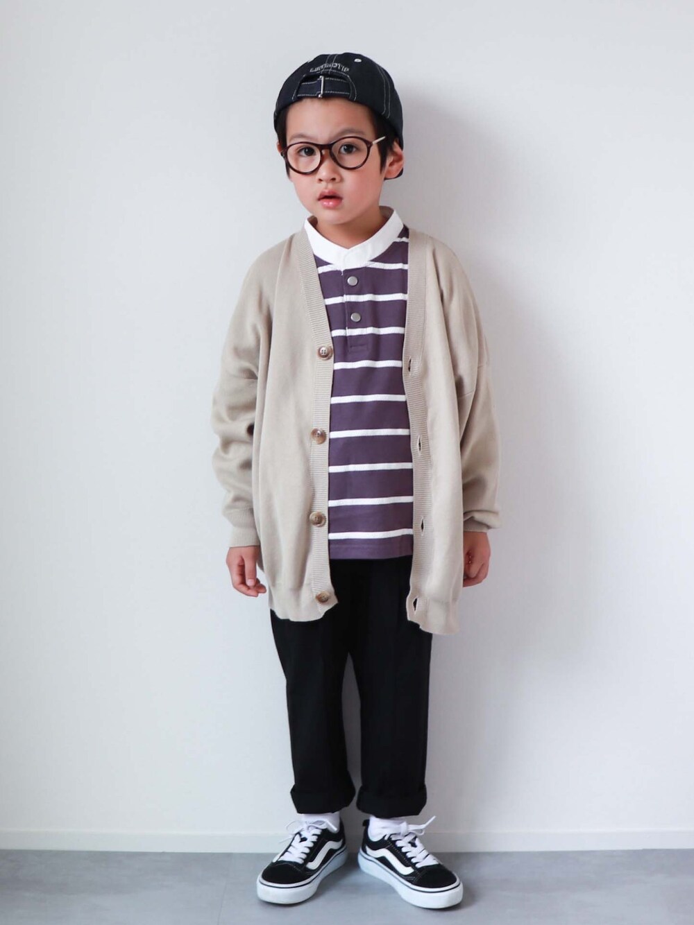 「秋のマイ旬スタイル、キャップ後ろかぶり、めがね、ラガーシャツ、カーディガン、スラックス、VANS、PR、4歳、おとこのこ」｜「epochzのアイテム（キャップ、ブルー系）」を使った、KISA / SANAさん（キッズ・110cm）の秋コーディネートの1枚目の写真