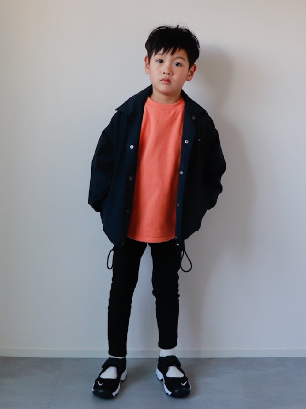 「オレンジ、コーチジャケット、トレーナー、スウェット、黒スキニー、スキニーパンツ、エアリフト、4歳、おとこのこ」｜「FITHのアイテム（ブルゾン、ブラック系）」を使った、KISA / SANAさん（キッズ・110cm）の冬コーディネートの1枚目の写真