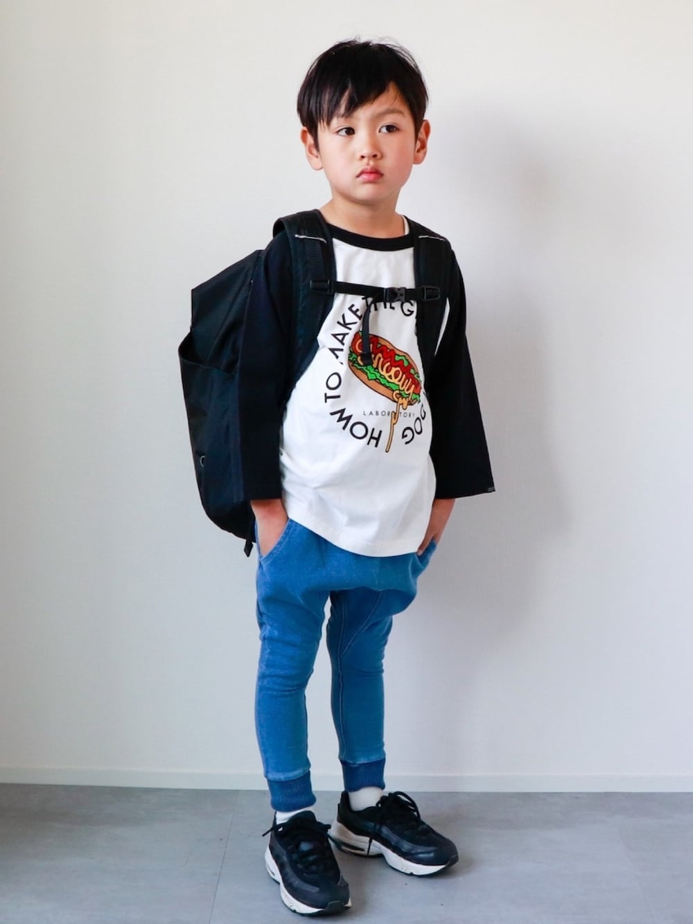 「ラグランTシャツ、プリントT、スウェットパンツ、デニムパンツ、サルエルパンツ、エアマックス、NIKE、黒リュック、5歳、おとこのこ」｜「GROOVY COLORSの天竺 GRCS HOT DOG LAB ラグランTシャツ（Tシャツ/カットソー、ブラック系）」を使った、KISA / SANAさん（キッズ・110cm）の冬コーディネートの1枚目の写真