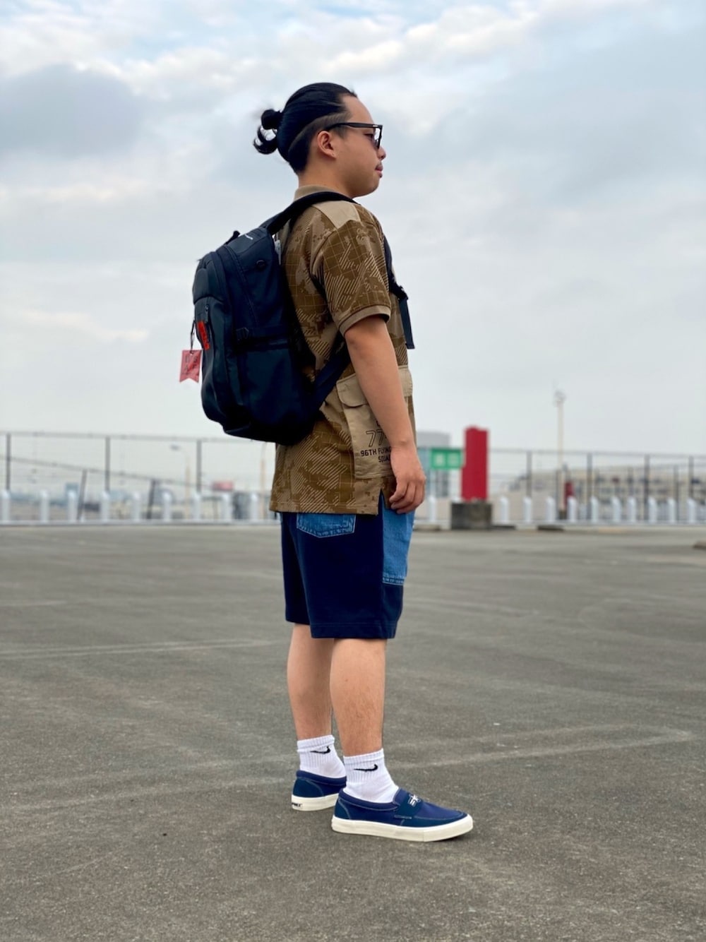 「スニーカー、AVIREX、迷彩、クロップドパンツ、ootd、夏コーデ、海コーデ、今日のコーデ、いいね、save、フォローお願いします🤑、ファッションの力を信じよう」｜「AVIREXのルーズフィット カスタム ポロシャツ / SS LOOSE FIT CUSTOM POLO SHIRT / アヴィレックス / AVIREX（ポロシャツ、ブラウン系）」を使った、kaiさん（メンズ・162cm）の春コーディネートの1枚目の写真
