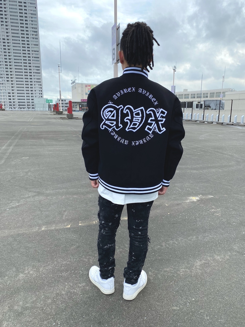 「スニーカー、ブラック、秋のコーデ、キレイめ、ootd、シンプルコーデ、プチプラコーデ、おしゃれさんと繋がりたい、ファッションの力を信じよう、ラブアンドピース2021」｜「AVIREXの【直営店限定】スタジアムジャケット / STUDIUM JACKET AVX / アヴィレックス / AVIREX（スタジャン、ブラック系）」を使った、kaiさん（メンズ・162cm）の秋コーディネートの1枚目の写真