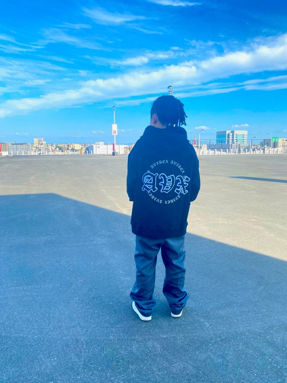 「ベージュ、AVIREX、オーバーサイズ、ootd、低身長、ストリートMIX、秋コーデ、秋服準備はじめました、ファッションの力を信じよう、ラブアンドピース2021」｜「AVIREXの【直営店限定】プルオーバー フーディ / PULL OVER HOODIE AVX / アヴィレックス / AVIREX（パーカー、ブラック系）」を使った、kaiさん（メンズ・162cm）の秋コーディネートの1枚目の写真