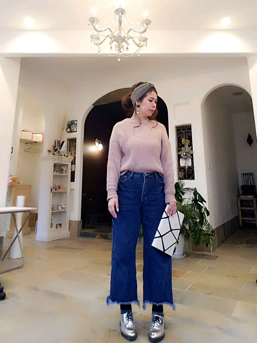 ピンク系のニット/セーター、シルバー系のその他シューズ、ブルー系のデニムパンツを着用したレディースの冬コーディネートの1枚目の写真