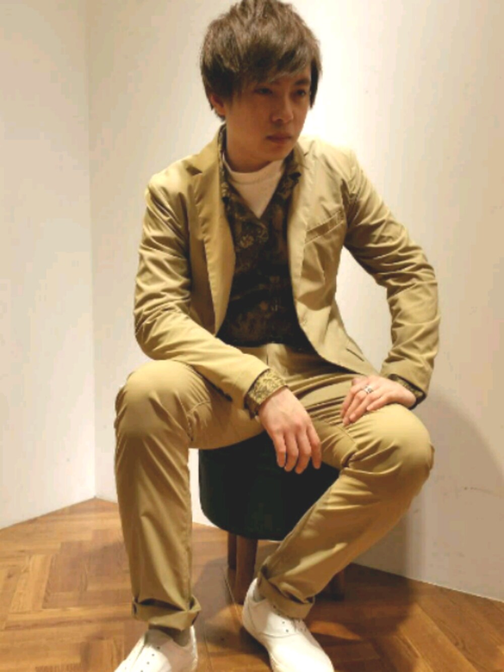 「#セットアップ、個性派、ジャケットスタイル、ベージュコーデ、春コーデ、MK MICHEL KLEIN homme(MK MICHEL KLEIN homme)、#おしゃれ」｜「MK MICHEL KLEIN HOMME のFITTYジャケット（テーラードジャケット、ベージュ系）」を使った、みさかさん（メンズ・170cm）の春コーディネートの1枚目の写真
