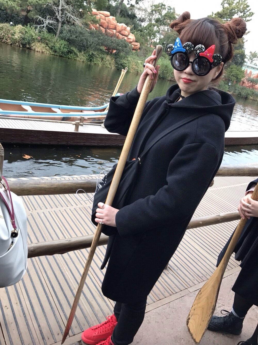「ALLBLACK、NIKE、blazer、ディズニー」｜「NIKEのアイテム（スニーカー、レッド系）」を使った、SARIさん（レディース・160cm）の冬コーディネートの1枚目の写真