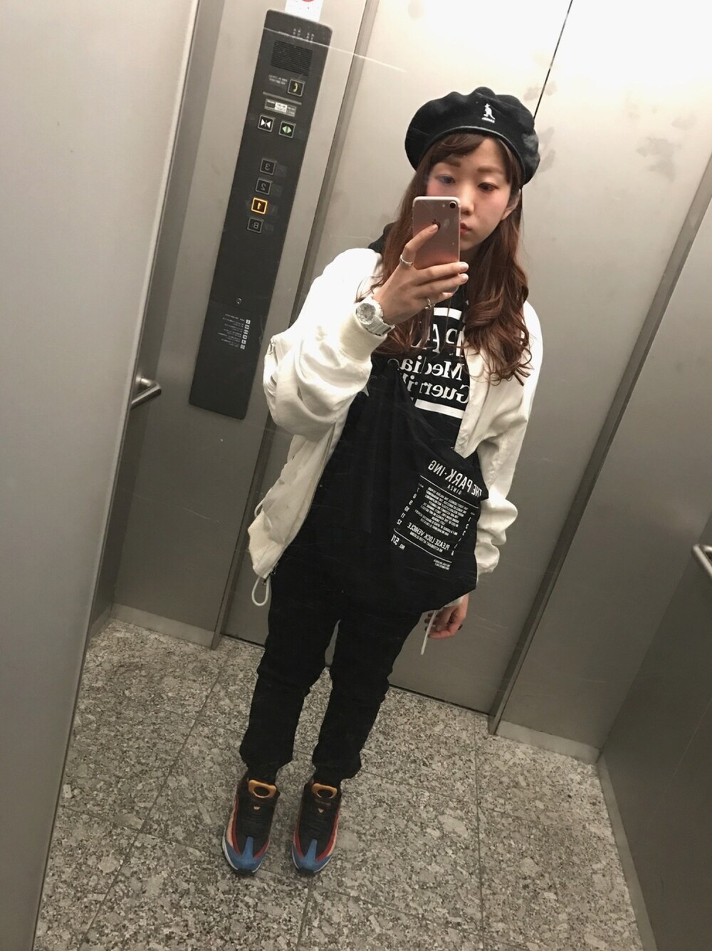 「ドラフトナイキ、ジョガーパンツ、NIKE、AIR MAX、stussy women、street、モノトーン、ナイキ」｜「THE PARK・ING GINZAのアイテム（トートバッグ、ブラック系）」を使った、SARIさん（レディース・160cm）の冬コーディネートの1枚目の写真
