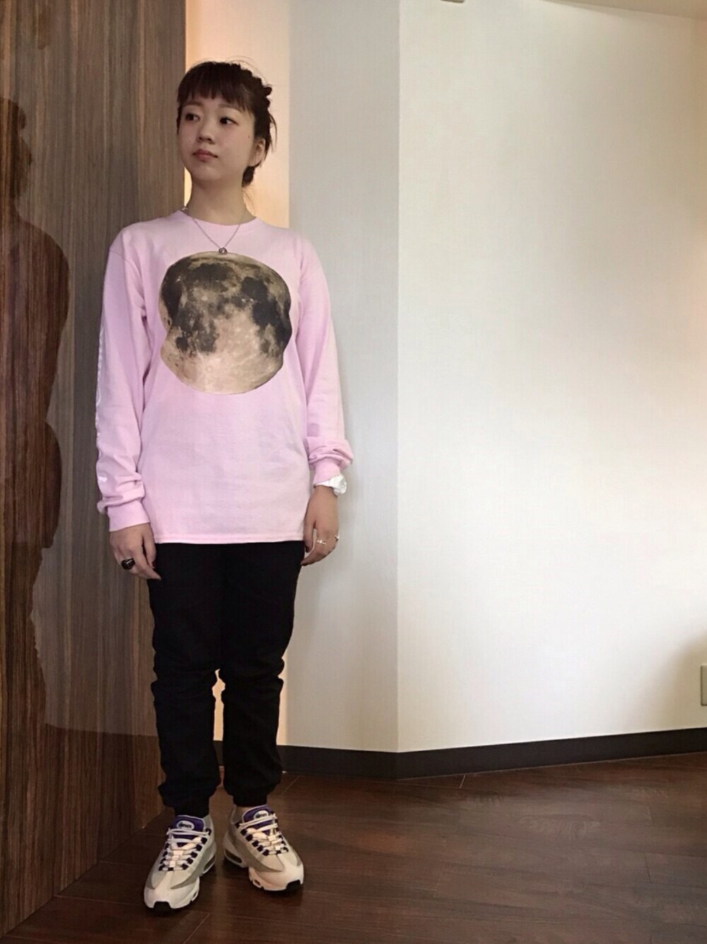 「ドラフトナイキ、NIKE、airmax95、street、ナイキ」｜「MAPLE COMICSのアイテム（Tシャツ/カットソー、ピンク系）」を使った、SARIさん（レディース・160cm）の秋コーディネートの1枚目の写真