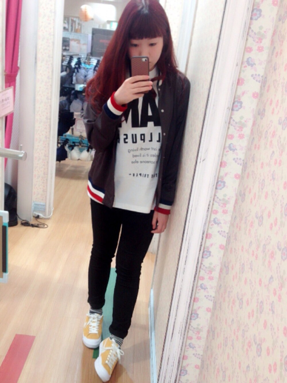 「ドラフトナイキ、NIKE、SK8　、skinny、yellow」｜「Championのアイテム（ブルゾン、ブラウン系）」を使った、SARIさん（レディース・160cm）の春コーディネートの1枚目の写真