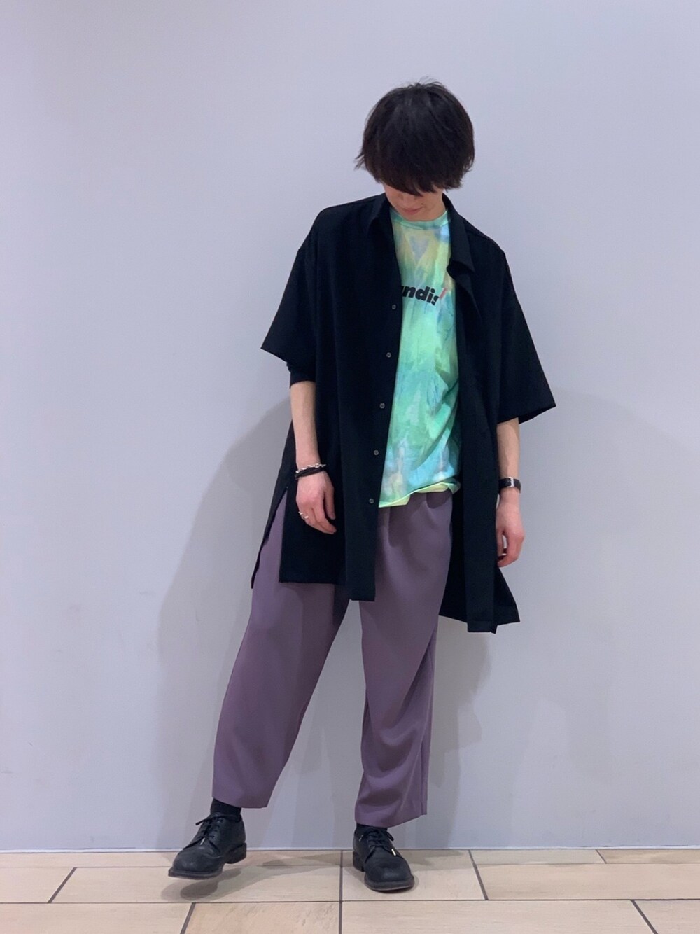 ブラック系のシャツ/ブラウス、グリーン系のTシャツ/カットソー、パープル系のスラックスを着用したメンズの春コーディネートの1枚目の写真