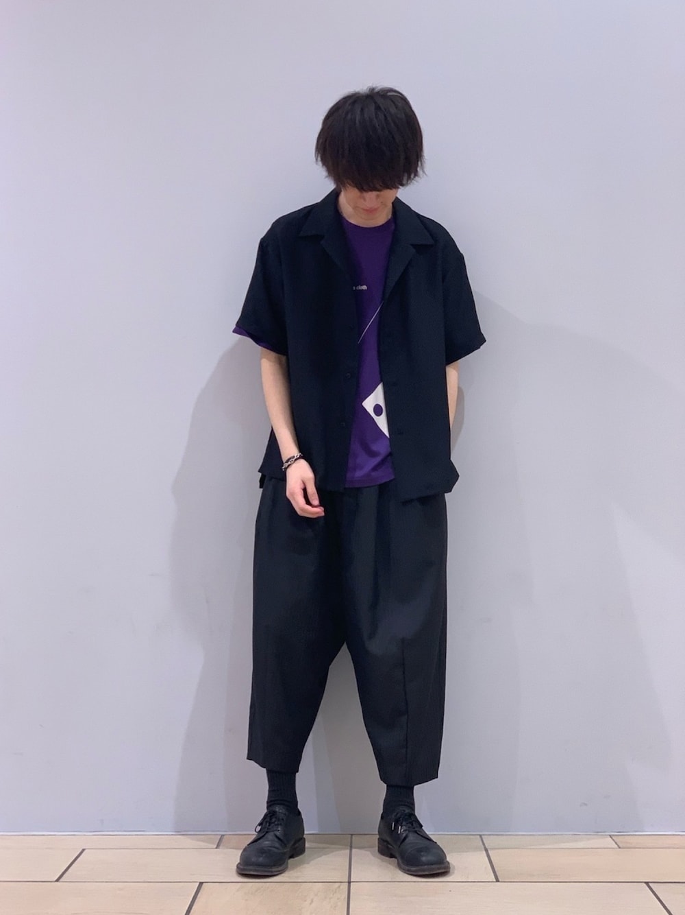 ブラック系のシャツ/ブラウス、パープル系のTシャツ/カットソー、ブラック系のスラックスを着用したメンズの夏コーディネートの1枚目の写真