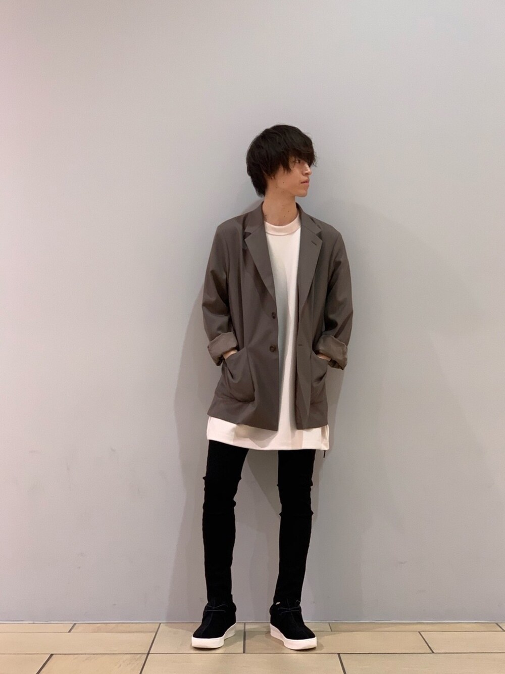 ブラウン系のテーラードジャケット、ホワイト系のTシャツ/カットソー、ブラック系のデニムパンツを着用したメンズの夏コーディネートの1枚目の写真