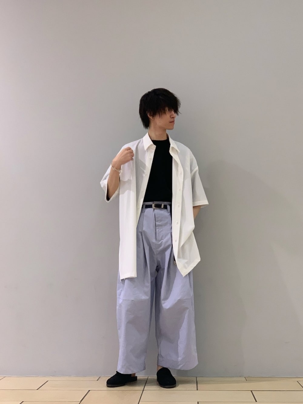 ホワイト系のシャツ/ブラウス、ブラック系のその他パンツ、ブラック系のサンダルを着用したメンズの夏コーディネートの1枚目の写真