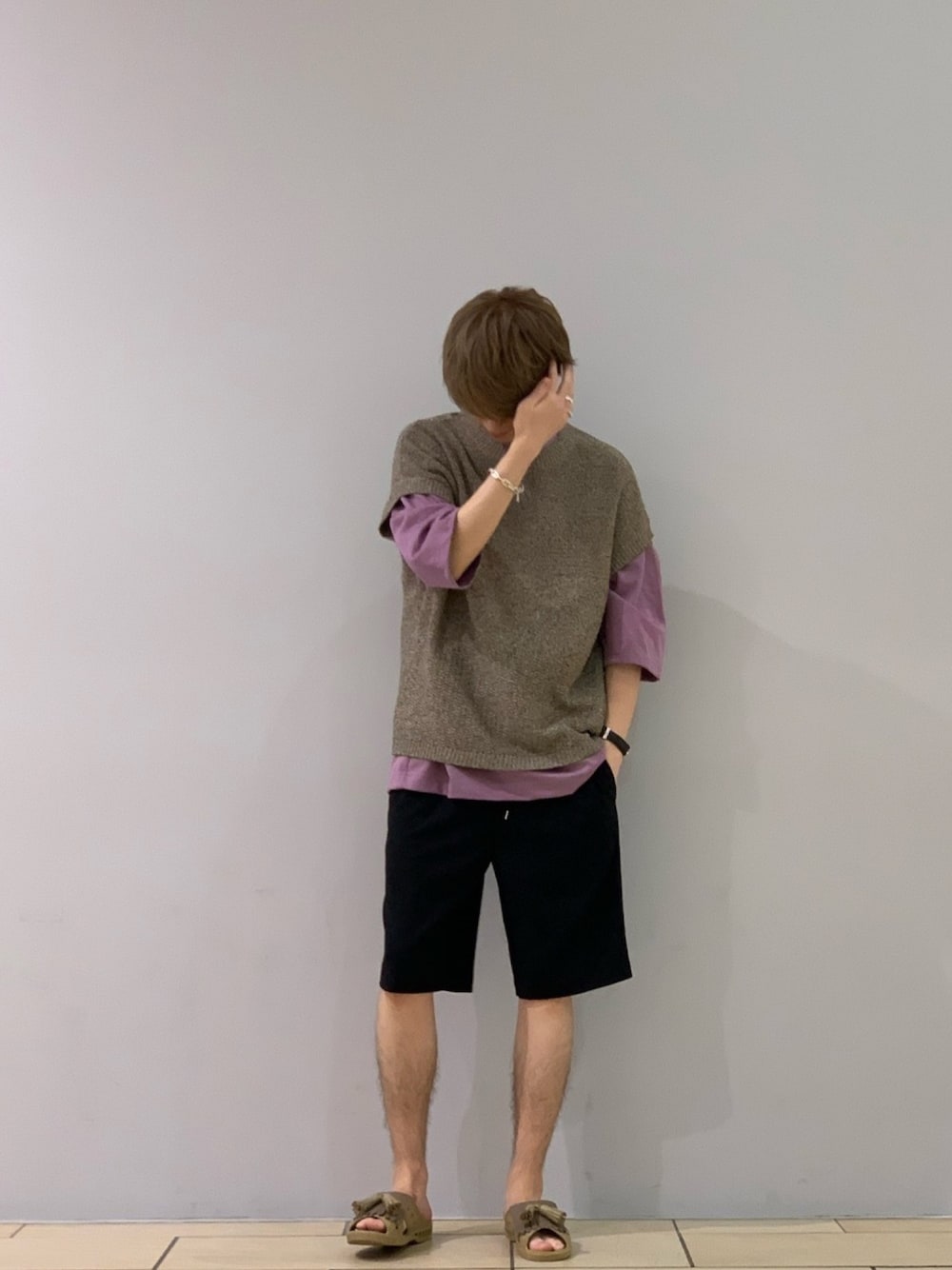 イエロー系のベスト、パープル系のTシャツ/カットソー、ブラック系のその他パンツを着用したメンズの夏コーディネートの1枚目の写真