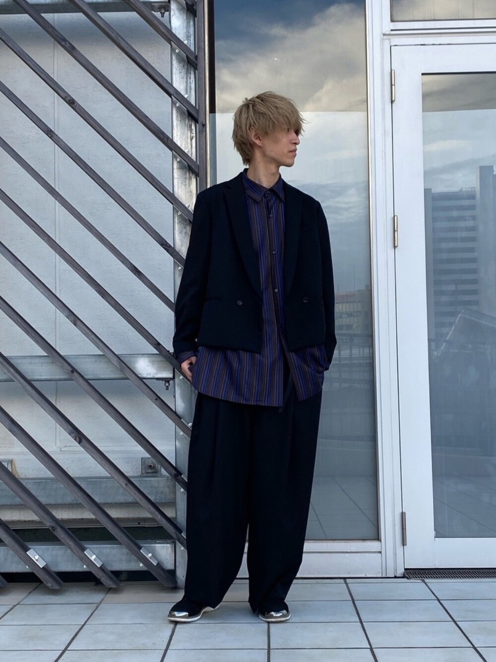 ブルー系のシャツ/ブラウス、ブラック系のテーラードジャケット、ブラック系のスラックスを着用したメンズの秋コーディネートの1枚目の写真