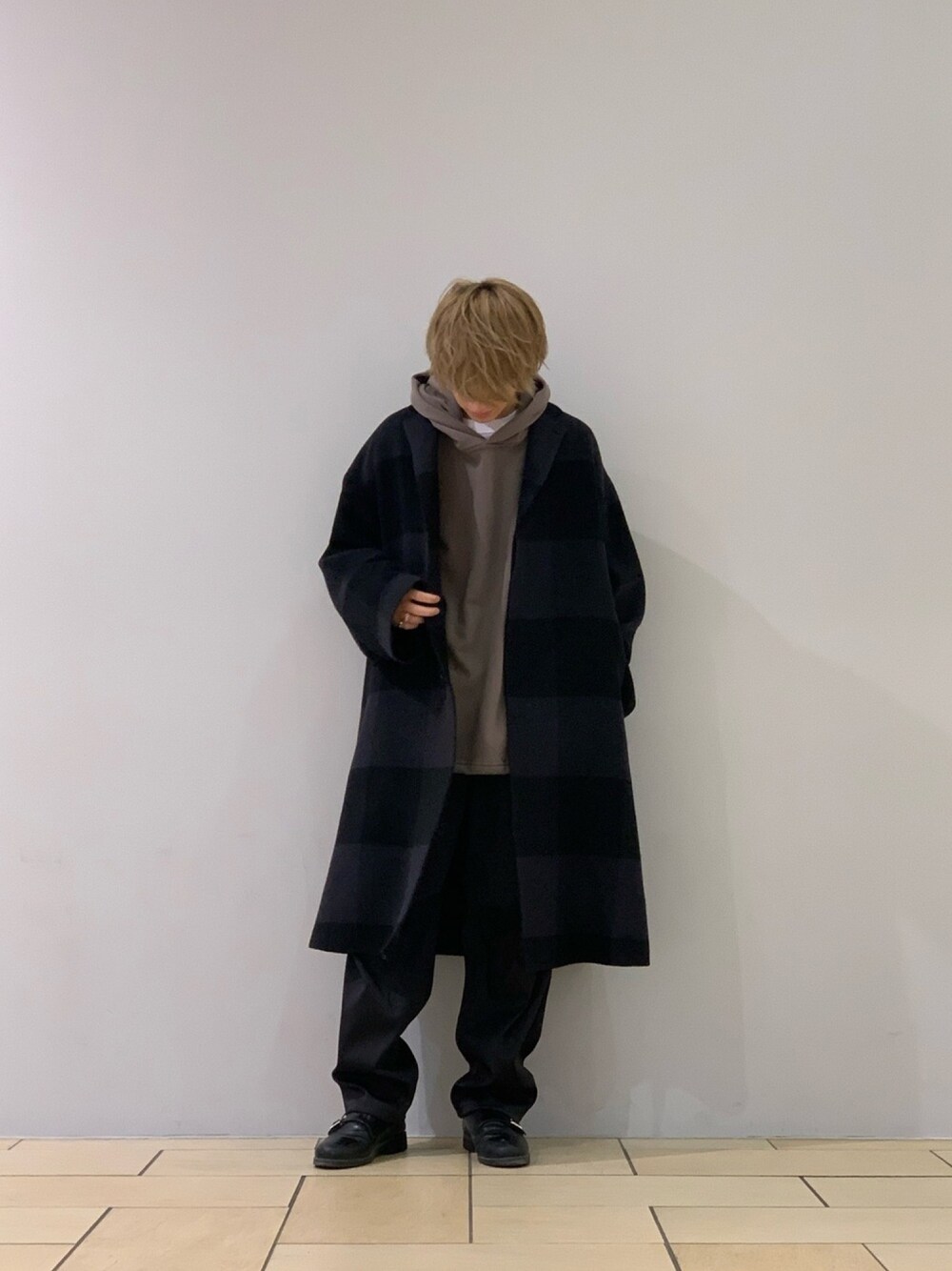 ブラウン系のパーカー、ブラック系のジャケット/アウター、ブラック系のカーゴパンツを着用したメンズの秋コーディネートの1枚目の写真