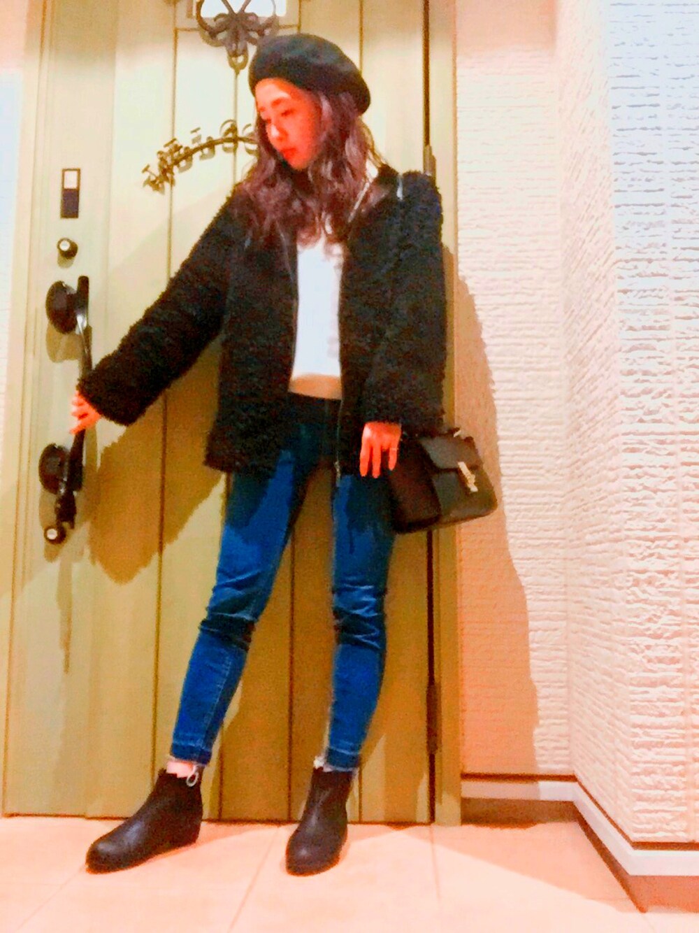 「ootd、denim、black and white、モノトーン、もこもこ、モコモコアウター、サイドゴアブーツ」｜「AVAN LILYのchick ウール混ハイネックニットP/O（ニット/セーター、ホワイト系）」を使った、Piuさん（レディース・155cm）の冬コーディネートの1枚目の写真