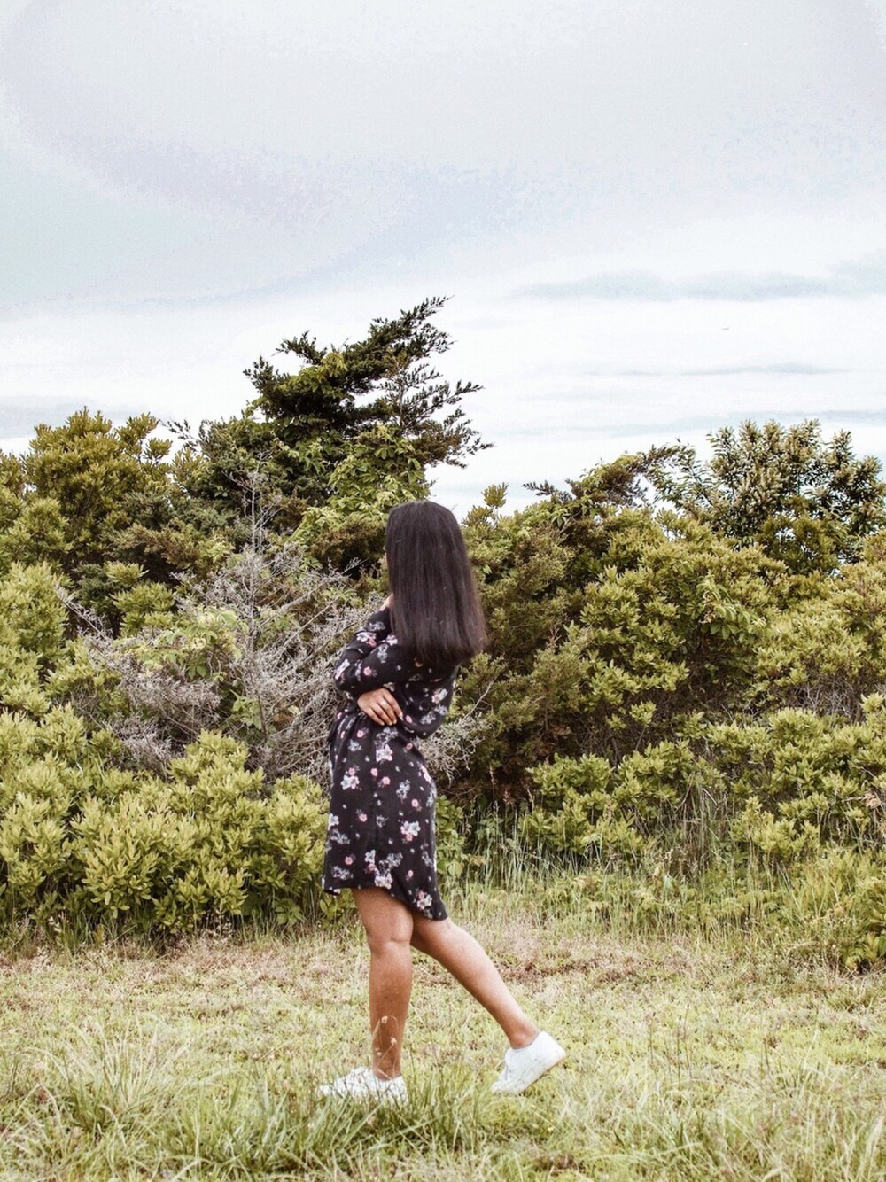 「ＨＭ、nycstreetstyle、summer、ootd、fashioninspo、outfitideas、WEAR、floral」｜「H&Mのアイテム（ドレス、ブラック系）」を使った、ShatabdiKathaさん（レディース・160cm）の夏コーディネートの1枚目の写真