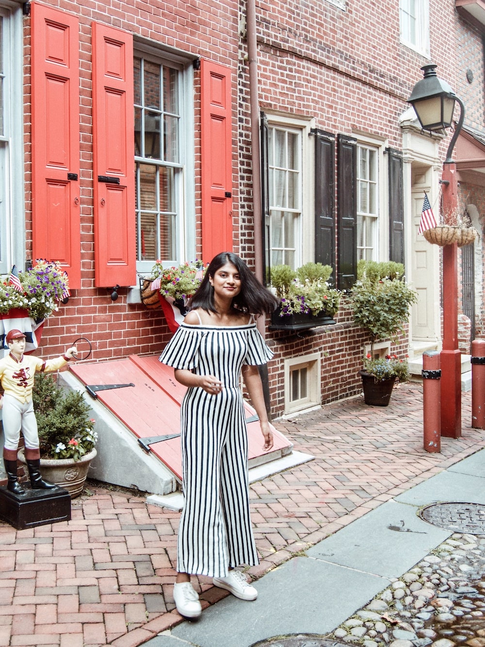 「white、jumpsuit、stripes、offtheshoulder、WEAR、ootd、styleblogger、fashionista」｜「Bershkaのアイテム（オールインワン・サロペット、ホワイト系）」を使った、ShatabdiKathaさん（レディース・160cm）の夏コーディネートの1枚目の写真