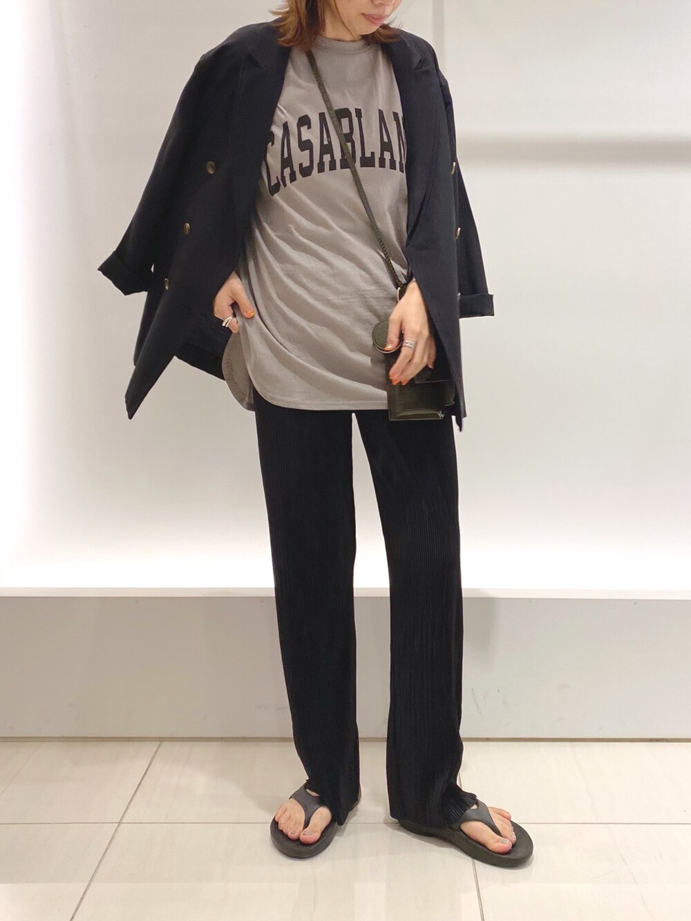 ブラック系のテーラードジャケット、ベージュ系のTシャツ/カットソー、オレンジ系のその他パンツを着用したレディースの夏コーディネートの1枚目の写真