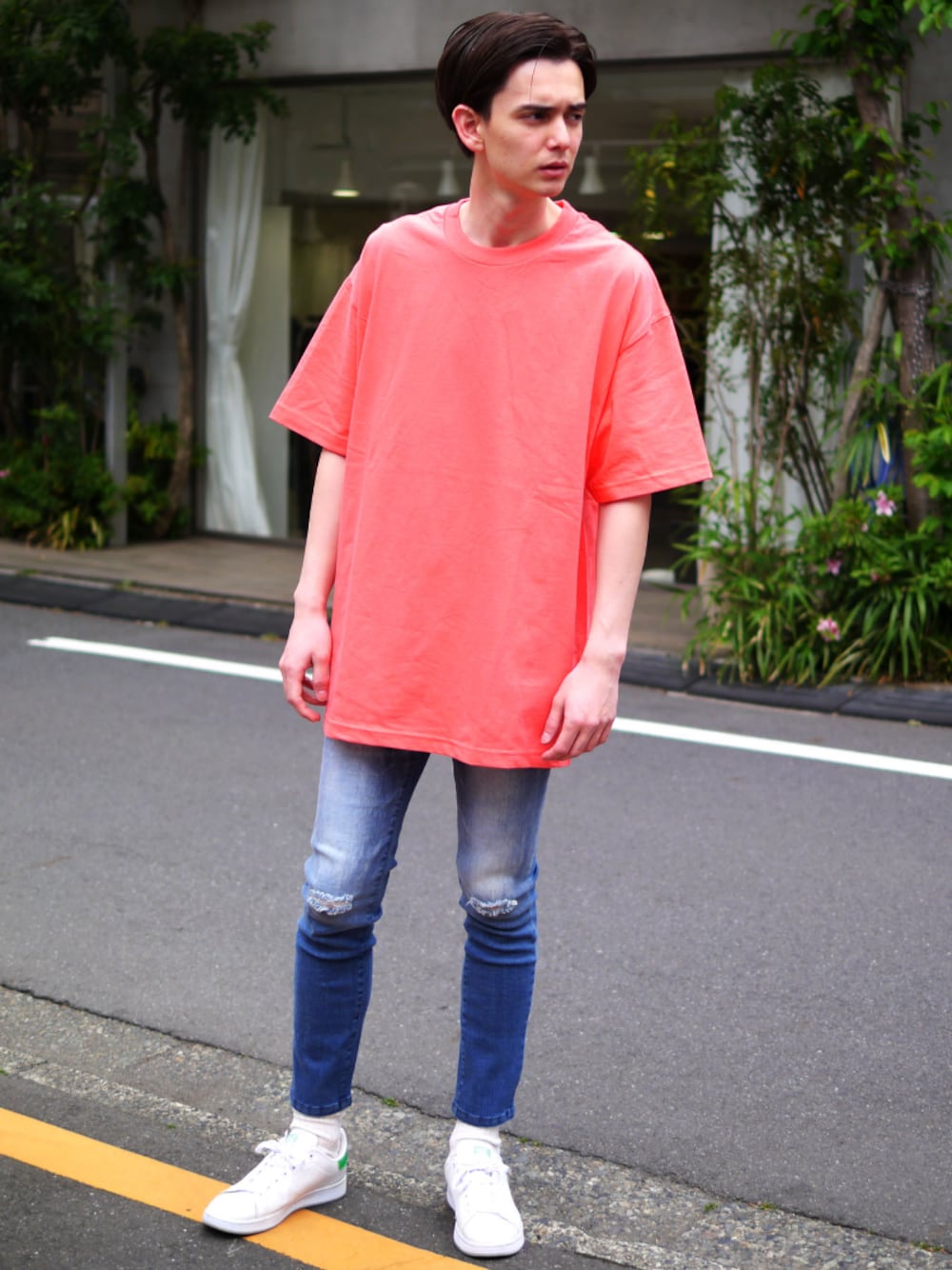 「Revo.、レヴォ、alstyle、アルスタイル、Tシャツ、ピンク、オーバーサイズ、ビッグシルエット、夏コーデ、シンプルコーデ」｜「Revo.の[ALSTYLE アルスタイル] 6oz ショートスリーブ Tシャツ（Tシャツ/カットソー、ピンク系）」を使った、Revo.さん（メンズ・182cm）の夏コーディネートの1枚目の写真