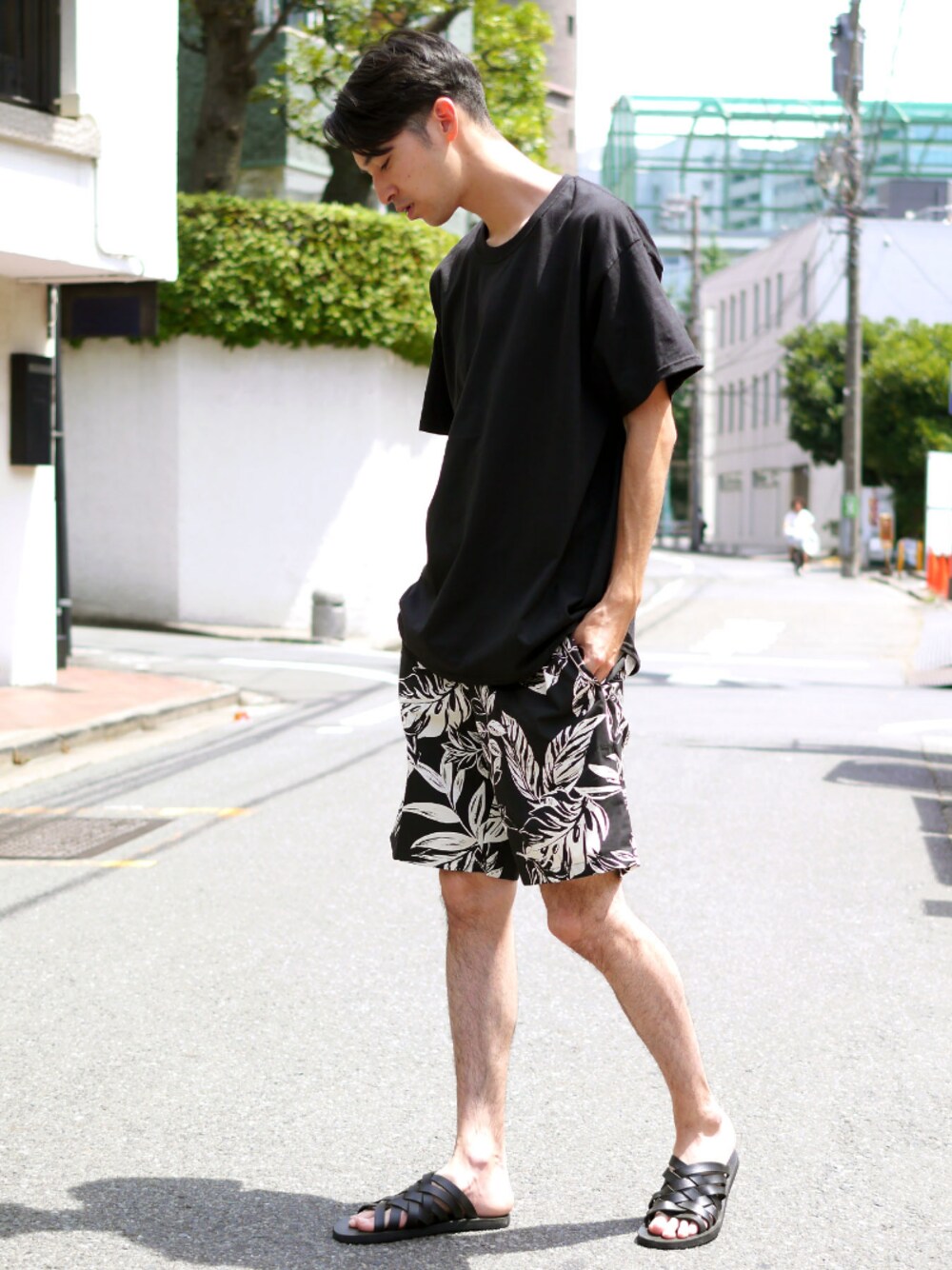 ブラック系のその他パンツ、ブラック系のTシャツ/カットソー、その他のその他を着用したメンズの夏コーディネートの1枚目の写真