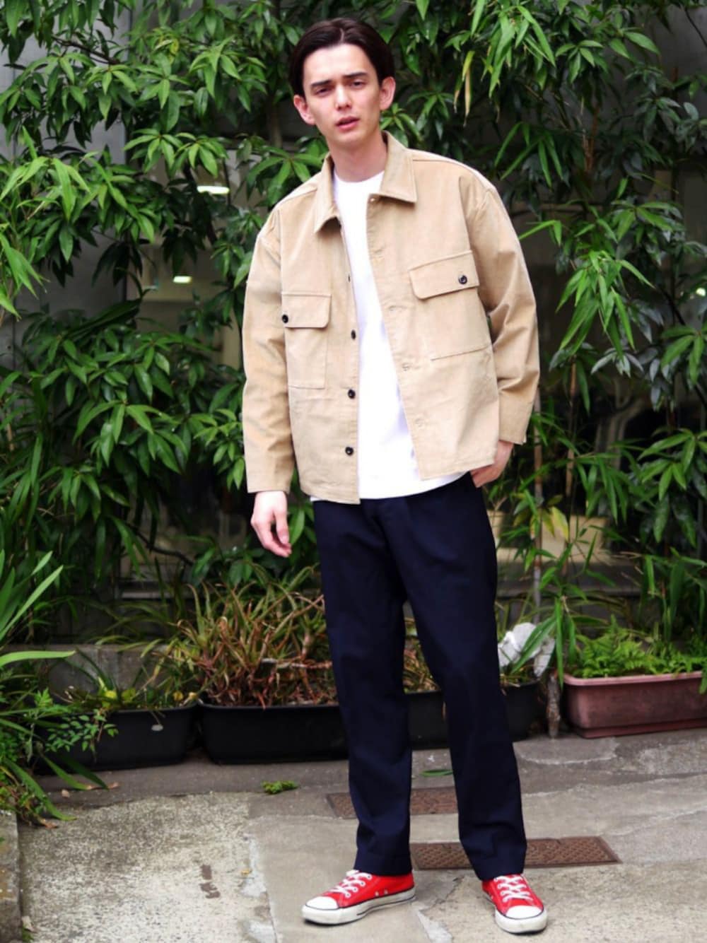 ベージュ系のブルゾン、ホワイト系のTシャツ/カットソー、レッド系のスニーカーを着用したメンズの秋コーディネートの1枚目の写真