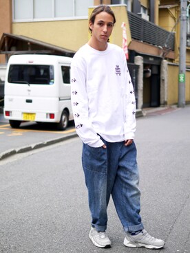 「袖プリント」｜「アイテム（デニムパンツ）」を使った、Revo.さん（メンズ・182cm）の春コーディネート
