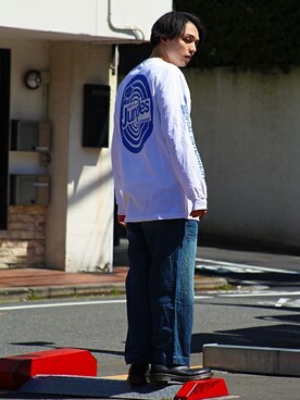 「袖プリント」｜「アイテム（デニムパンツ）」を使った、Revo.さん（メンズ・182cm）の秋コーディネート