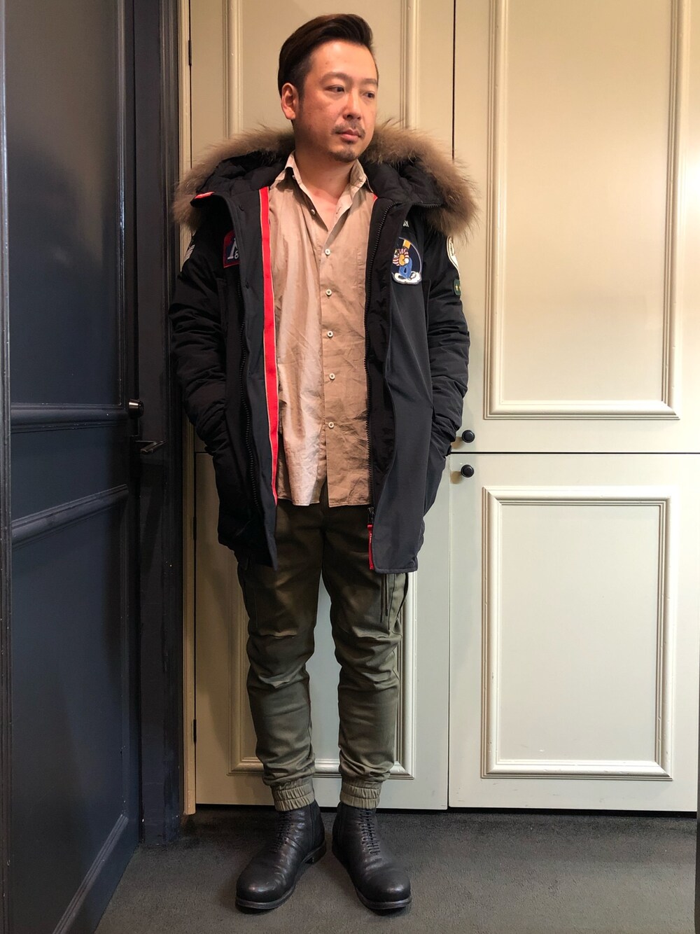 「秋冬、秋冬コーデ、グリーン、黒、ダウンジャケット、カーゴパンツ、ブーツ、AKM、RAWLIFE」｜「AKM Contemporaryの【Web限定/別注】AKM Contemporary/エイケイエム/cargo pants/カーゴパンツ（カーゴパンツ、グリーン系）」を使った、Ryuuutaさん（メンズ・166cm）の秋コーディネートの1枚目の写真
