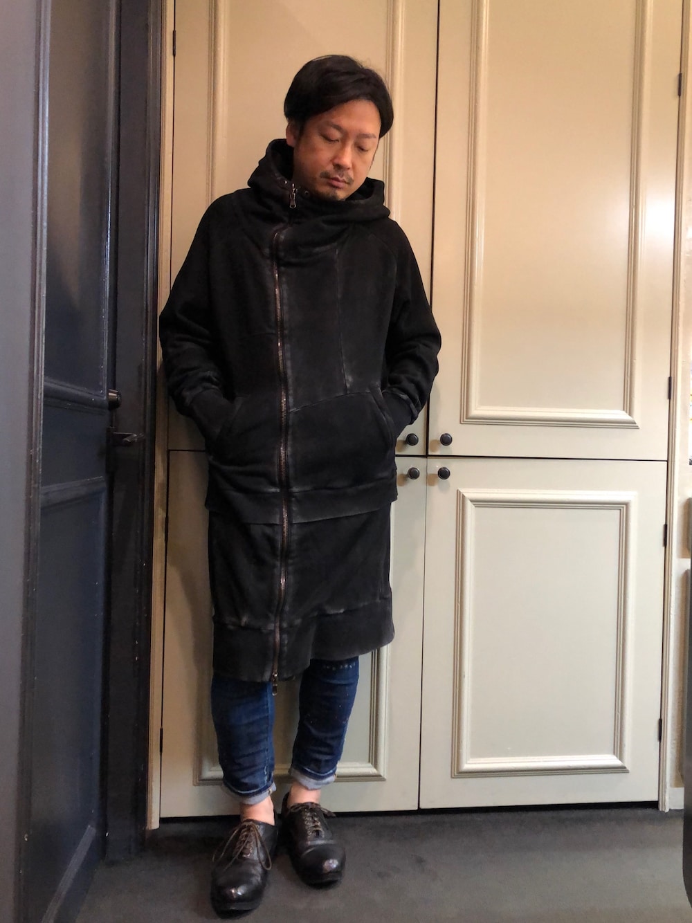 「春、カジュアル、ロングコート、デニム、ブラック、denim、革靴、RAWLIFE」｜「CASHYAGEのアイテム（ジャケット/アウター、ブラック系）」を使った、Ryuuutaさん（メンズ・166cm）の冬コーディネートの1枚目の写真