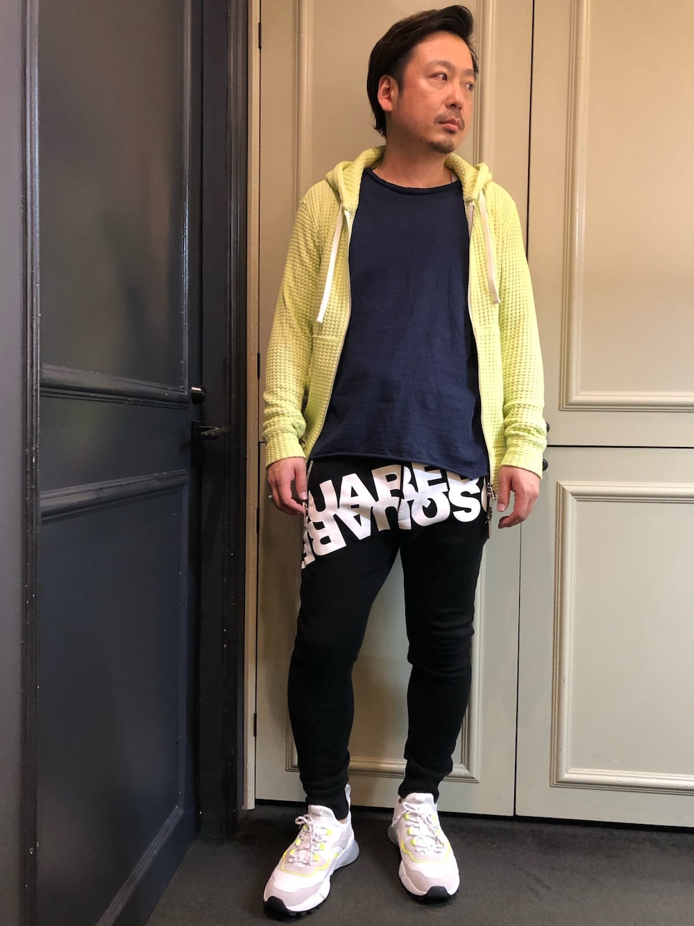 「カジュアル、春コーデ、スニーカー、スウェット、スウェットパンツ、DSQUARED2、パーカー、スポーツミックス、RAWLIFE、ブラック」｜「DSQUARED2のアイテム（パンツ、ブラック系）」を使った、Ryuuutaさん（メンズ・166cm）の春コーディネートの1枚目の写真