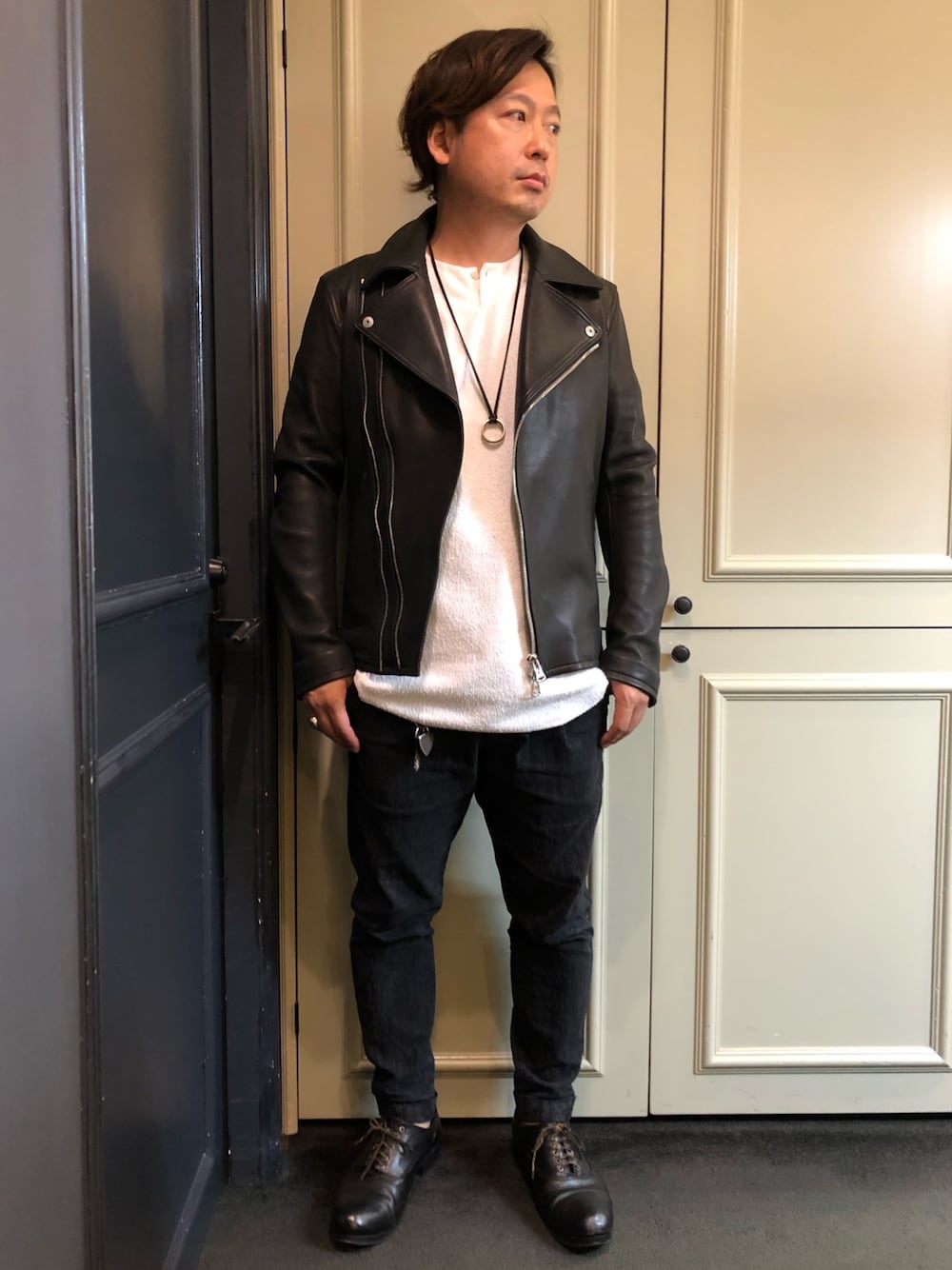 「シンプルコーデ、モノトーン、レザー、ダブルライダース、ライダース、レザージャケット、ブラック、黒、backlash、RAWLIFE」｜「BACKLASHのISAMU KATAYAMA BACKLASH/イサム カタヤマ バックラッシュ/THE RL LINE ﾀﾞﾌﾞﾙRD（ブルゾン、ブラック系）」を使った、Ryuuutaさん（メンズ・166cm）の春コーディネートの1枚目の写真