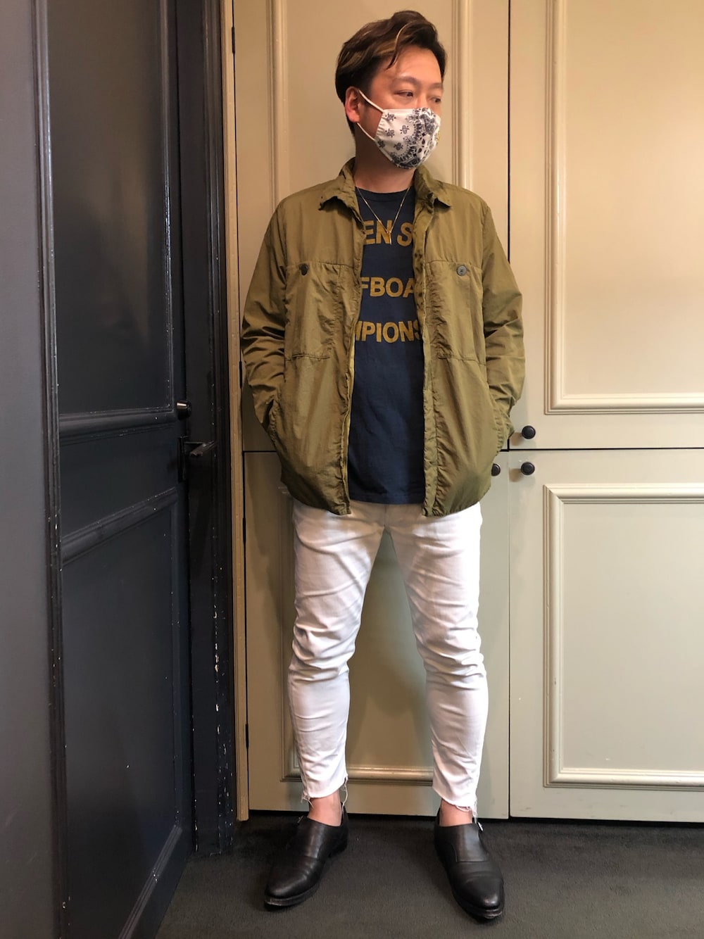 「春、シンプルコーデ、きれいめカジュアル、オトナカジュアル、Tシャツ、アメカジ、ファッションの力を信じよう、革靴、ホワイトデニム、RAWLIFE」｜「Johnson Motors Inc.のJohnson Motors,Inc./ジョンソン モータース/CATALINA 76（Tシャツ/カットソー、ブルー系）」を使った、Ryuuutaさん（メンズ・166cm）の春コーディネートの1枚目の写真