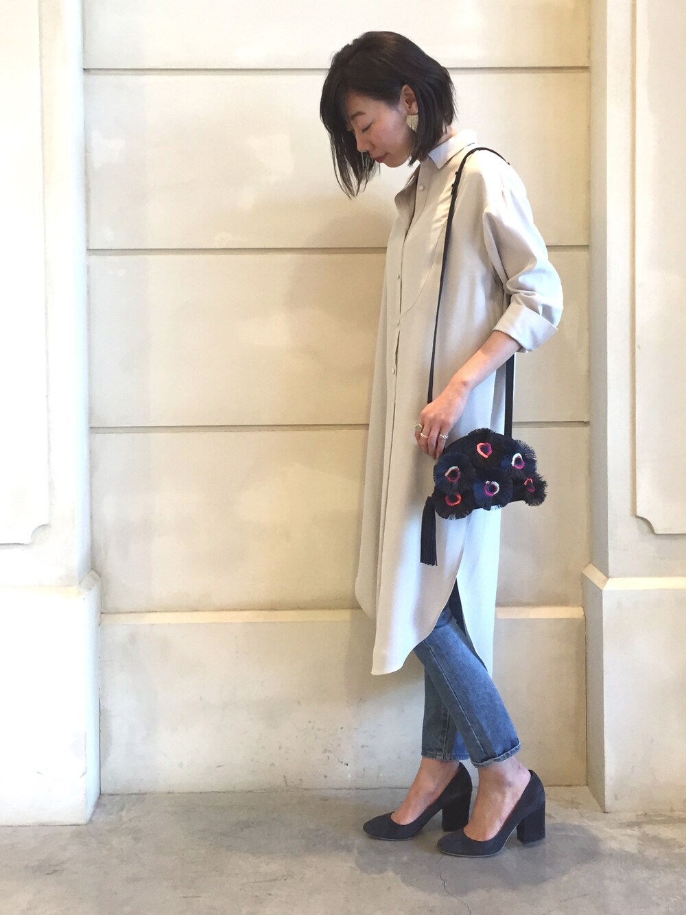 「デニム、グレー、ショルダーバッグ、ハイウエスト、シャツワンピ、きれいめカジュアル、春コーデ、MAISON DE REEFUR、LOEFFLER　RANDALL、LI HUA」｜「LI HUAのハイウエスト クロップド デニムパンツ（デニムパンツ、ブルー系）」を使った、MAYU SATOさん（レディース・163cm）の冬コーディネートの1枚目の写真